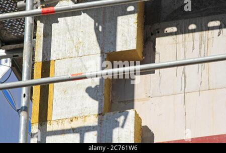 Mineralwolldämmung auf Wohngebäude Stockfoto