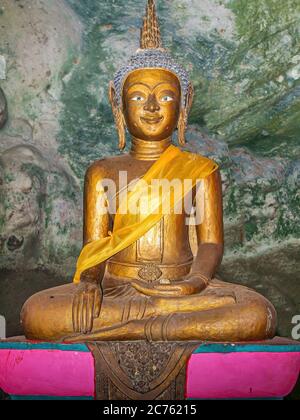 BUDDHA, Suwan Kuha Tempel - CA. 2006. Monkey Temple Phang Nga - der Suwan Kuha Tempel oder Wat Tam (Höhlentempel) Stockfoto