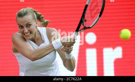 Berlin, Deutschland. Juli 2020. Einladungswettbewerb 'bett1aces' für Damen und Herren im Steffi-Graf-Stadion. Damen, Einzel, Halbfinale, Petra Kvitova (Tschechische Republik) - Kiki Bertens (Niederlande). Petra Kvitova gibt einen Ball zurück. Quelle: Wolfgang Kumm/dpa/Alamy Live News Stockfoto