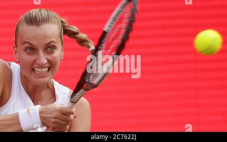 Berlin, Deutschland. Juli 2020. Einladungswettbewerb 'bett1aces' für Damen und Herren im Steffi Graf Stadion. Damen, Einzel, Halbfinale, Petra Kvitova (Tschechische Republik) - Kiki Bertens (Niederlande). Petra Kvitova gibt einen Ball zurück. Quelle: Wolfgang Kumm/dpa/Alamy Live News Stockfoto