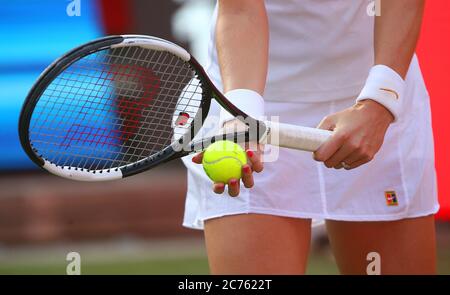 Berlin, Deutschland. Juli 2020. Einladungswettbewerb 'bett1aces' für Damen und Herren im Steffi-Graf-Stadion. Damen, Einzel, Halbfinale, Petra Kvitova (Tschechische Republik) - Kiki Bertens (Niederlande). Petra Kvitova bedient den Ball. Quelle: Wolfgang Kumm/dpa/Alamy Live News Stockfoto