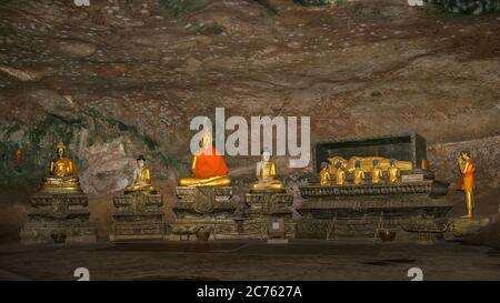 BUDDHA, Suwan Kuha Tempel - CA. 2006. Monkey Temple Phang Nga - der Suwan Kuha Tempel oder Wat Tam (Höhlentempel) Stockfoto