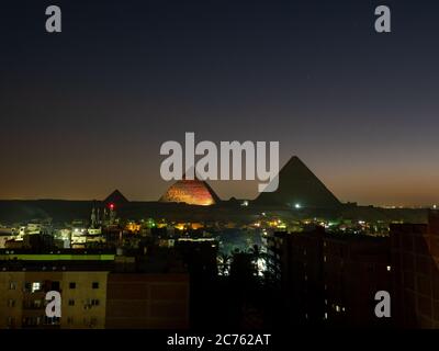 Pyramiden mit Skyline von gizeh bei Nacht mit Illustration Lichtshow Stockfoto