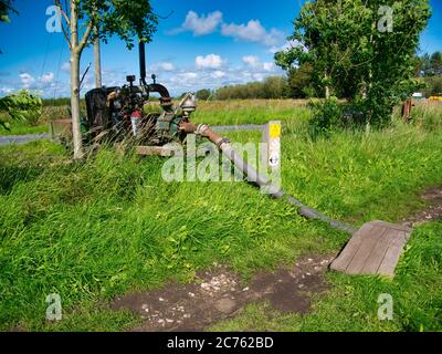 Eine Wasserleitung überquert den Schlepppfad auf dem Leeds-Kanal zum Liverpool-Kanal - der zur Gewinnung von Wasser aus dem Kanal für die Landwirtschaft verwendet wird. Stockfoto