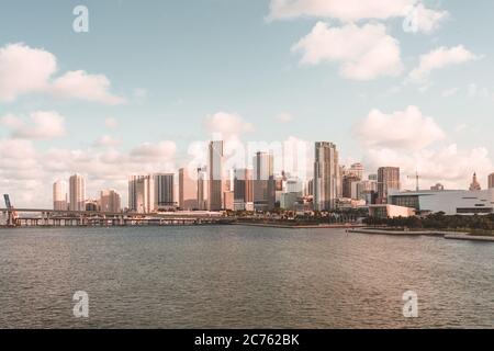 Downtown Miami Skyline von der Brücke Stockfoto