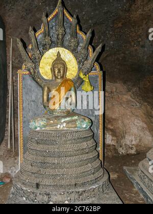 BUDDHA, Suwan Kuha Tempel - CA. 2006. Monkey Temple Phang Nga - der Suwan Kuha Tempel oder Wat Tam (Höhlentempel) Stockfoto