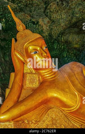 BUDDHA, Suwan Kuha Tempel - CA. 2006. Monkey Temple Phang Nga - der Suwan Kuha Tempel oder Wat Tam (Höhlentempel) Stockfoto