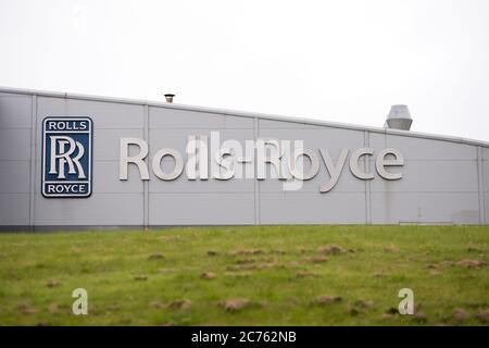 Inchinnan, Schottland, Großbritannien. Juli 2020. Im Bild: Die Fabrik Rolls Royce an der Nordseite des Flughafens Glasgow soll 700 Arbeitsplätze abschaffen - mehr als die Hälfte der 1,300 Beschäftigten, die den globalen Abschwung aufgrund der Coronavirus-Krise (COVID19) verantwortlich machen. Rolls Royce, der Flugzeugmotoren liefert, reduziert die Belegschaft, da Fluggesellschaften einen großen Teil ihrer Flotte an Flugzeugen anfliegen und neue Flugzeugbestellungen zurücknehmen oder stornieren müssen, hat einen massiven Schlag auf die Wirkung in der globalen Luftfahrtindustrie verursacht. Quelle: Colin Fisher/Alamy Live News Stockfoto