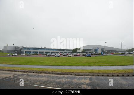 Inchinnan, Schottland, Großbritannien. Juli 2020. Im Bild: Die Fabrik Rolls Royce an der Nordseite des Flughafens Glasgow soll 700 Arbeitsplätze abschaffen - mehr als die Hälfte der 1,300 Beschäftigten, die den globalen Abschwung aufgrund der Coronavirus-Krise (COVID19) verantwortlich machen. Rolls Royce, der Flugzeugmotoren liefert, reduziert die Belegschaft, da Fluggesellschaften einen großen Teil ihrer Flotte an Flugzeugen anfliegen und neue Flugzeugbestellungen zurücknehmen oder stornieren müssen, hat einen massiven Schlag auf die Wirkung in der globalen Luftfahrtindustrie verursacht. Quelle: Colin Fisher/Alamy Live News Stockfoto