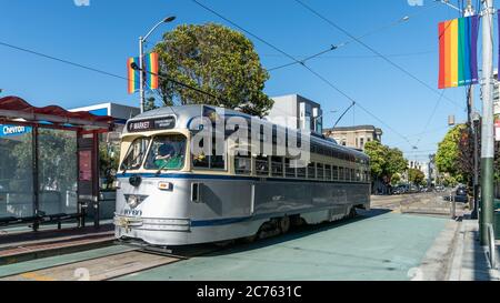 San Francisco, CA, USA - August 2019: Menschen, die die Straßenbahn für den öffentlichen Verkehr in San Francisco benutzen Stockfoto