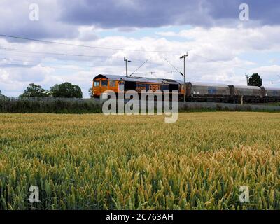 GBRF Class 66 66758 'The Pavior' fährt einen Trichterzug von Bletchley Cemex nach Peak Forest Cemex an der West Coast Main Line bei Northampton Stockfoto