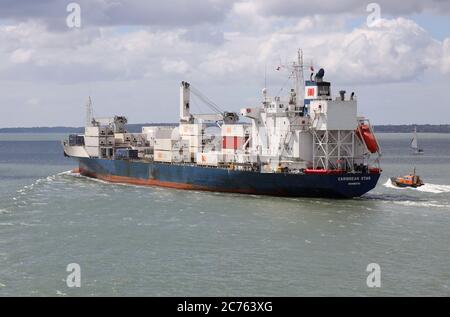 Das liberianische Schiff MV CARIBBEAN STAR fährt vom Internationalen Hafen ab. Das japanische Kühlfrachtschiff fuhr nach Antwerpen Stockfoto