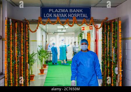 Neu Delhi, Indien. Juli 2020. Ein Techniker, der einen persönlichen Schutzanzug (PSA) trägt, kommt von der Plasmabank. Die zweite Plasmabank von Delhi begann heute. Delhi hat die höchste Covid-19-Erholungsrate in ganz Indien. Kredit: SOPA Images Limited/Alamy Live Nachrichten Stockfoto