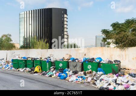 Beirut, Libanon. Juli 2020. Müll stapelt sich in den Straßen von Beirut Stockfoto