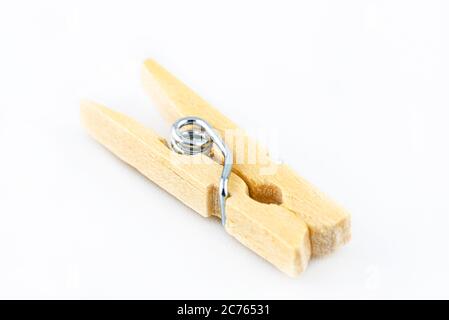 Makroaufnahme einer Miniatur, Holzklammern auf weißem Hintergrund. Stockfoto
