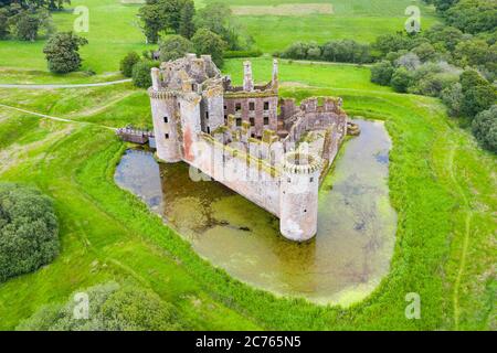 Caerlaverock , Schottland, Großbritannien. 14. Juli 2020, Luftaufnahme von Caerlaverock Castle in Dumfries und Galloway. Historisches Umfeld Schottland eröffnet 200 seiner unbesetzten Grundstücke am Mittwoch, den 15. Juli, wieder der Öffentlichkeit. Auch morgen werden die Außengrünflächen von Caerlaverock CastleÕs eröffnet. Iain Masterton/Alamy Live News Stockfoto