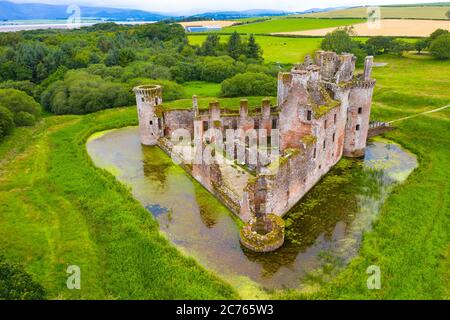 Caerlaverock , Schottland, Großbritannien. 14. Juli 2020, Luftaufnahme von Caerlaverock Castle in Dumfries und Galloway. Historisches Umfeld Schottland eröffnet 200 seiner unbesetzten Grundstücke am Mittwoch, den 15. Juli, wieder der Öffentlichkeit. Auch morgen werden die Außengrünflächen von Caerlaverock CastleÕs eröffnet. Iain Masterton/Alamy Live News Stockfoto