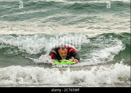 Owenahincha, West Cork, Irland. Juli 2020. Barry Sorensen aus Tramore, County Waterford, hat Spaß beim Bodyboarden am Red Strand Beach, West Cork, trotz des kalten Wetters. Quelle: AG News/Alamy Live News Stockfoto