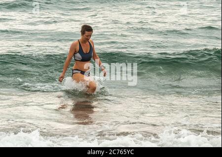 Owenahincha, West Cork, Irland. Juli 2020. Eine Frau verlässt das Wasser nach einem Bad am Red Strand Beach, West Cork, trotz des kalten Wetters. Quelle: AG News/Alamy Live News Stockfoto