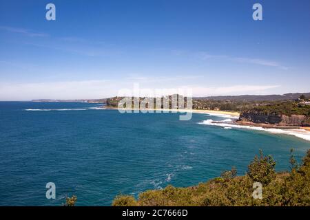 Panoramablick von EINEM kleinen Aussichtspunkt Bilgola und den nördlichen Stränden Sydney Australien Stockfoto