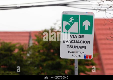 PUNTA ARENAS, CHILE - Januar 2020: Zeichen des Tsunami-Alarms - Evakuierungsroute Stockfoto