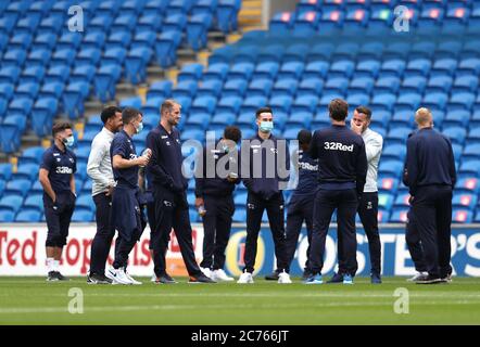 Derby County Spieler inspizieren den Platz vor dem Sky Bet Championship Spiel im Cardiff City Stadium. Stockfoto