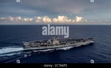 Die US Navy Nimitz-Klasse Flugzeugträger USS Nimitz umsetzt während Dual Carrier Operationen mit der USS Theodore Roosevelt 21. Juni 2020 in der philippinischen See. Stockfoto