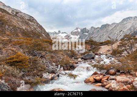 Fluss auf dem Weg zum Esmerald See - Ushuaia, Argentinien Stockfoto