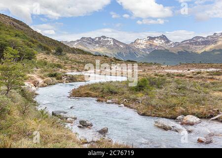 Fluss auf dem Weg zum Esmerald See - Ushuaia, Argentinien Stockfoto