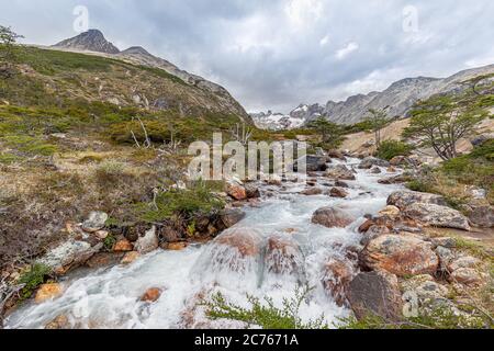 Fluss auf dem Weg zum Esmerald See - Ushuaia, Argentinien Stockfoto