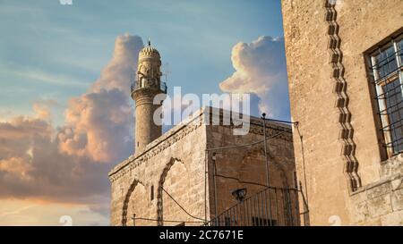 Mardin, Türkei - Januar 2020: Minarett von Ulu Cami, auch bekannt als große Moschee von Mardin von einem Dach Stockfoto