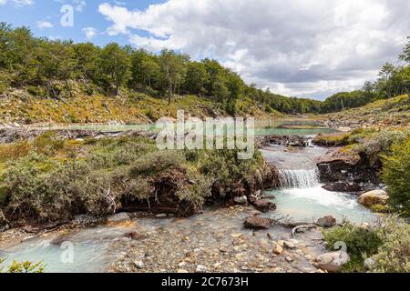 Fluss auf dem Weg zum Esmerald See - Ushuaia, Argentinien Stockfoto