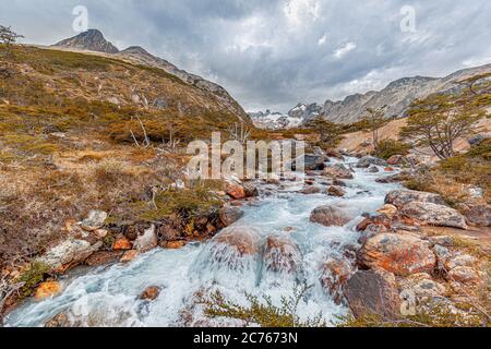 Fluss auf dem Weg zum Esmerald See - Ushuaia, Argentinien Stockfoto