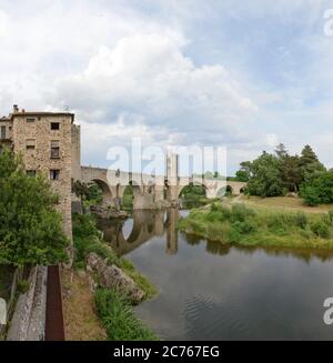 Malerischen Panoramablick auf der alten Brücke über den Fluss Fluvia in der mittelalterlichen Stadt Besalú, Katalonien, Spanien. Stockfoto