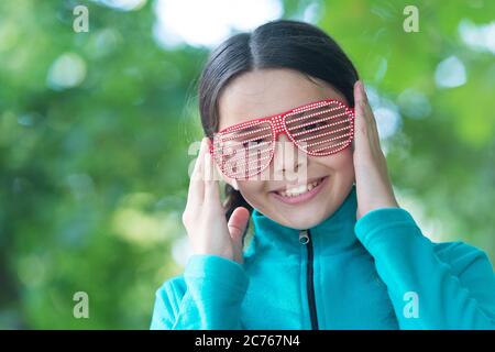 Mein Lieblings-Mode-Accessoire. Happy girl tragen ausgefallene Gläser. Kleines Kind lächelt mit Party-Look. Sommerurlaub. Mode und Style. Trendige Brillen. Mode Brillen Sie tragen möchten. Stockfoto