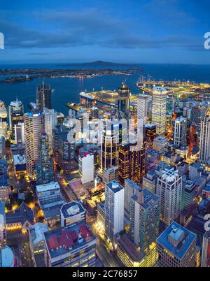 Blick über das zentrale Geschäftsviertel bei Nacht von der Aussichtsplattform des Sky Tower, Auckland, Neuseeland Stockfoto