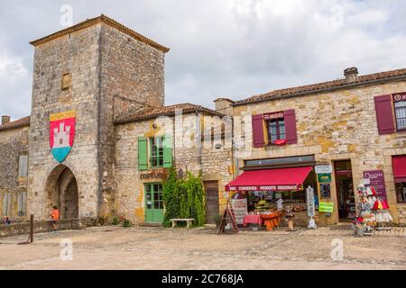 Monpazier, Frankreich am 15. August 2019: Monpazier ist eine Bastide Stadt, die 1285 von König Edward I. von England gegründet wurde. Das Dorf ist ein Mitglied der Stockfoto