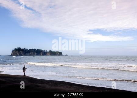 WA17478-00...WASHINGTON - Fischer am Rialto Strand im Olympic National Park. Stockfoto