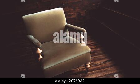 Home Interieur der Ecke von Holzpaneelen im Zimmer. Nahaufnahme eines bequemen Sessels in der Nähe der Treppe im Zimmer. Stockfoto