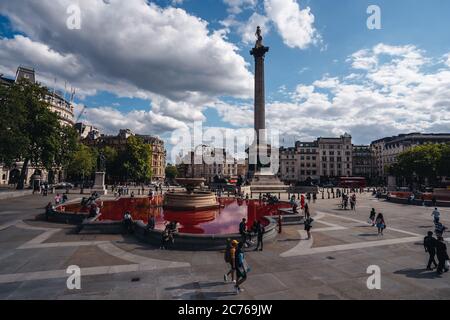 London / UK - 07/11/2020: Die Tierrechtsgruppe dreht Brunnen auf dem Trafalgar Square in London rot Stockfoto