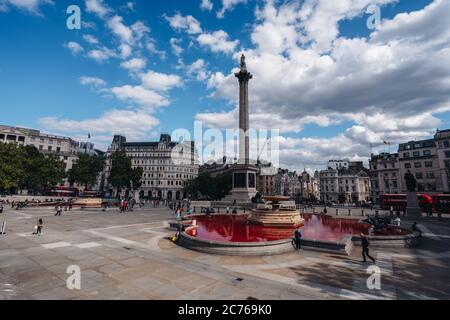 London / UK - 07/11/2020: Die Tierrechtsgruppe dreht Brunnen auf dem Trafalgar Square in London rot Stockfoto