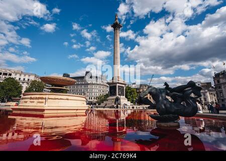 London / UK - 07/11/2020: Die Tierrechtsgruppe dreht Brunnen auf dem Trafalgar Square in London rot Stockfoto