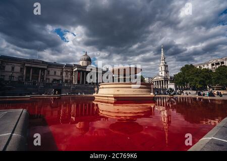 London / UK - 07/11/2020: Die Tierrechtsgruppe dreht Brunnen auf dem Trafalgar Square in London rot Stockfoto