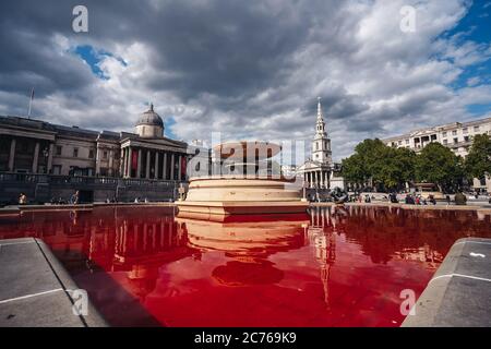 London / UK - 07/11/2020: Die Tierrechtsgruppe dreht Brunnen auf dem Trafalgar Square in London rot Stockfoto