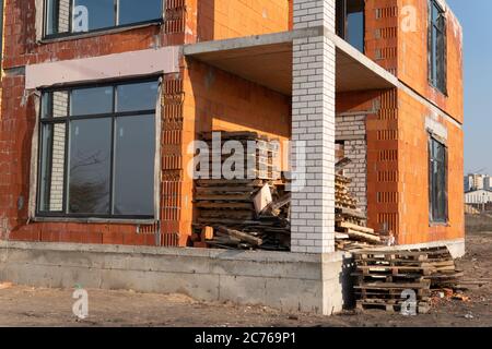 Nahaufnahme von unfertigen Haus in Wohngebiet. Moderne Architektur der Bau Backsteinhaus für einen komfortablen Aufenthalt der Menschen. Stockfoto