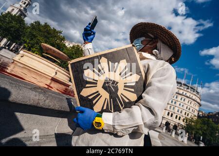 London / UK - 07/11/2020: BLM-Protestler taikng Bilder nach Tierrechtsgruppe dreht Brunnen rot auf Londons Trafalgar Square Stockfoto