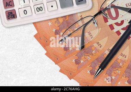 10 Euro Scheine Ventilator und Rechner mit Brille und Stift. Geschäftskredit oder Steuerzahlung Saisonkonzept. Finanzplanung Stockfoto