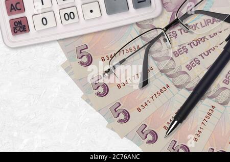 5 Türkische Lira Rechnungen Ventilator und Rechner mit Brille und Stift. Geschäftskredit oder Steuerzahlung Saisonkonzept. Finanzplanung Stockfoto