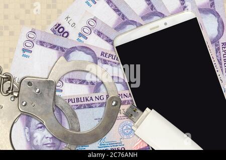 100 philippinische Piso Rechnungen und Smartphone mit Polizei Handschellen. Konzept von Hackern Phishing-Angriffe, illegale Betrug oder Online-Spyware Soft-Distribution Stockfoto