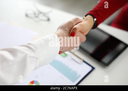 Qualifizierter Arbeiter im Schrank Stockfoto